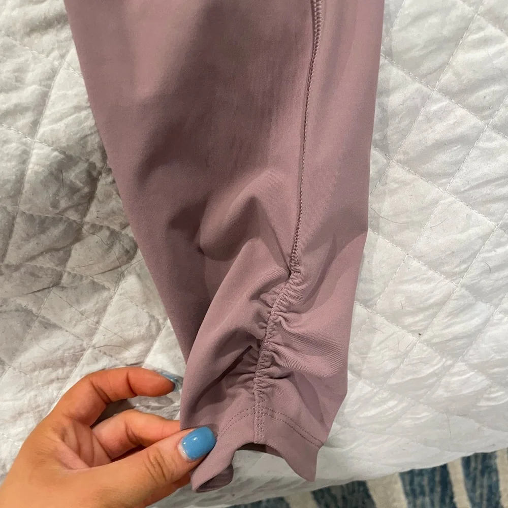 Rose Lululemon legging. Size 6 with scrunch detail on ankle. - Picture 2 of 5